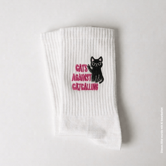 cats against catcalling Socken in weiß mit Katzenmotiv