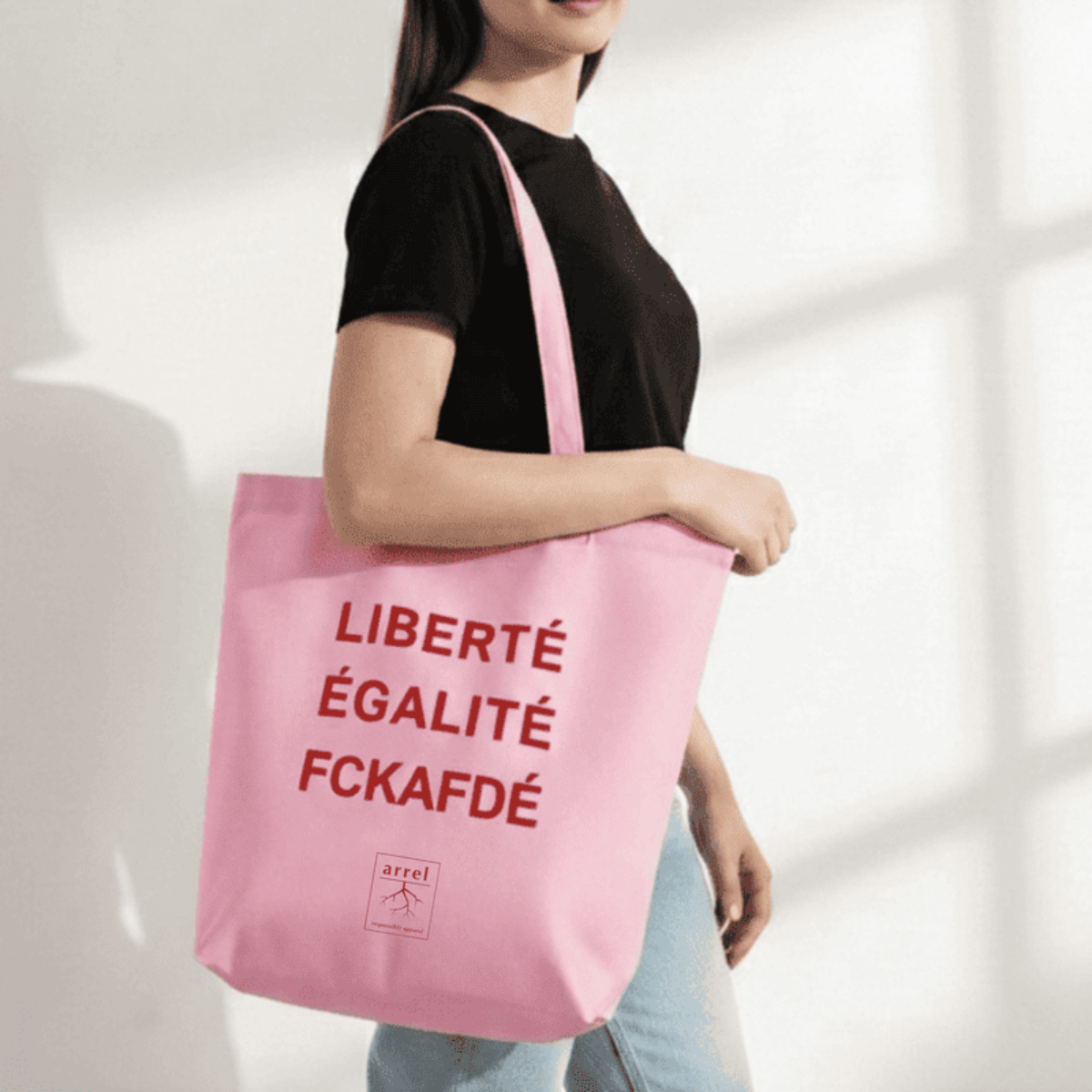 fckafd tote bag in pink mit roter Schrift von einer Frau getragen