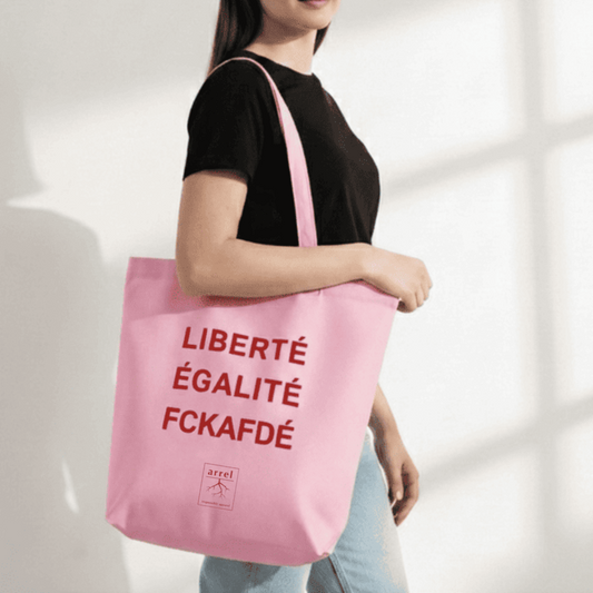 fckafd tote bag in pink mit roter Schrift von einer Frau getragen