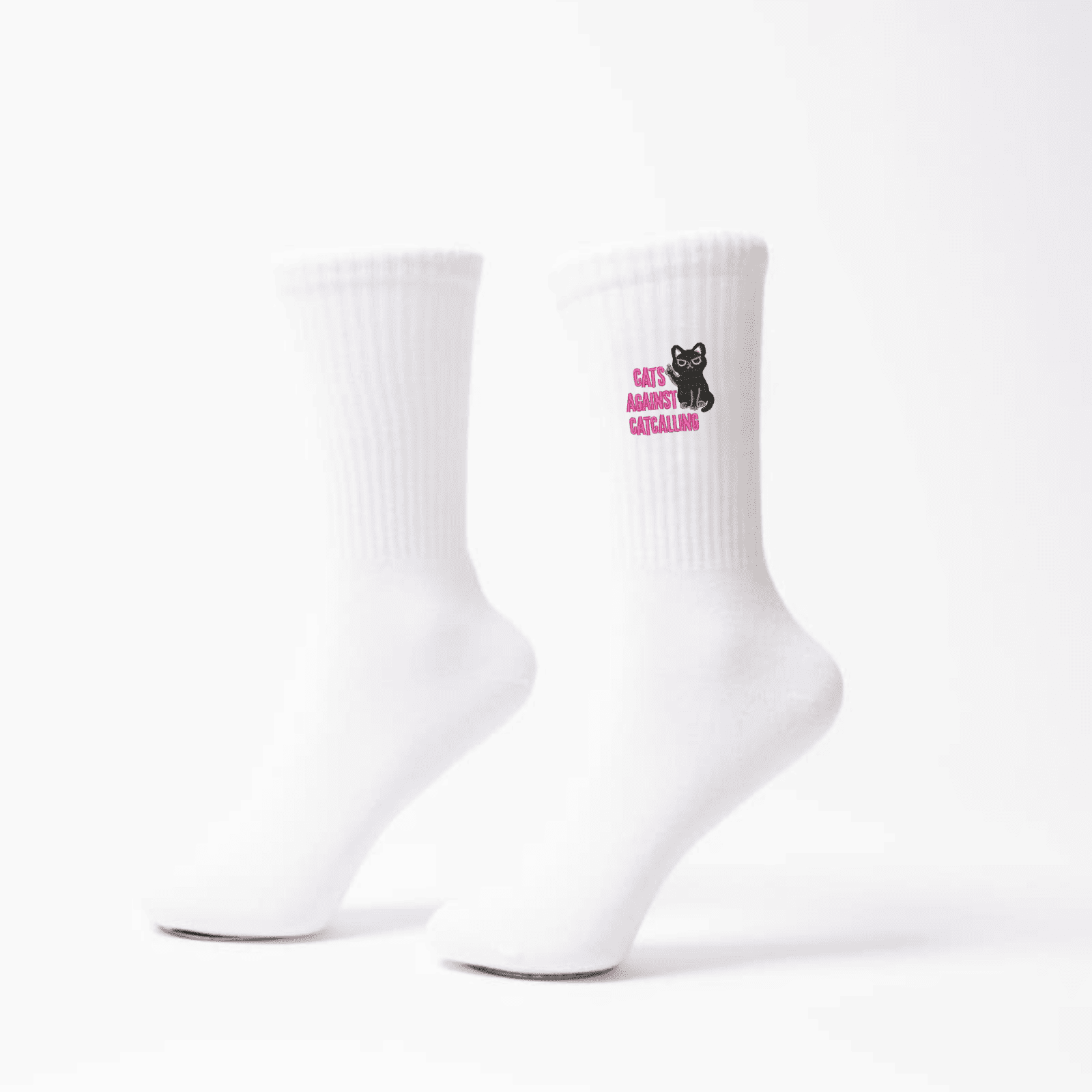 cats against catcalling Socken am Modellfuß