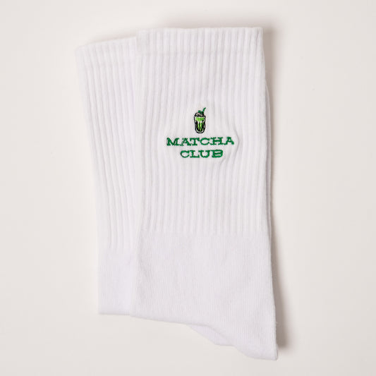 weiße Matcha Club Socken mit grünem Design von arrel