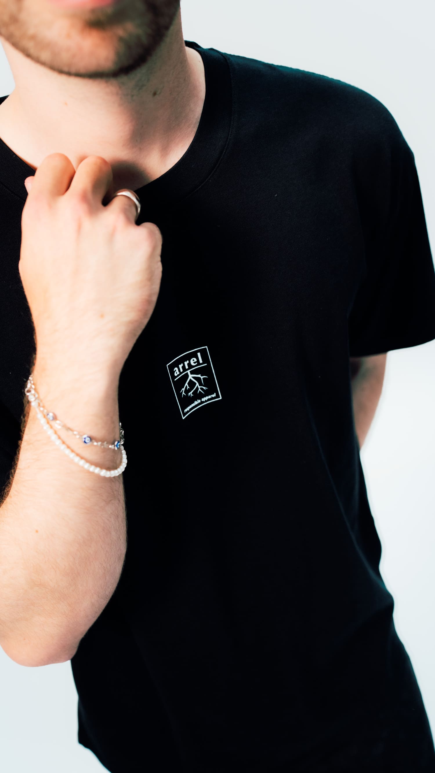Nahaufnahme des schwarzes don't be racist t-shirt mit arrel logo für Männer
