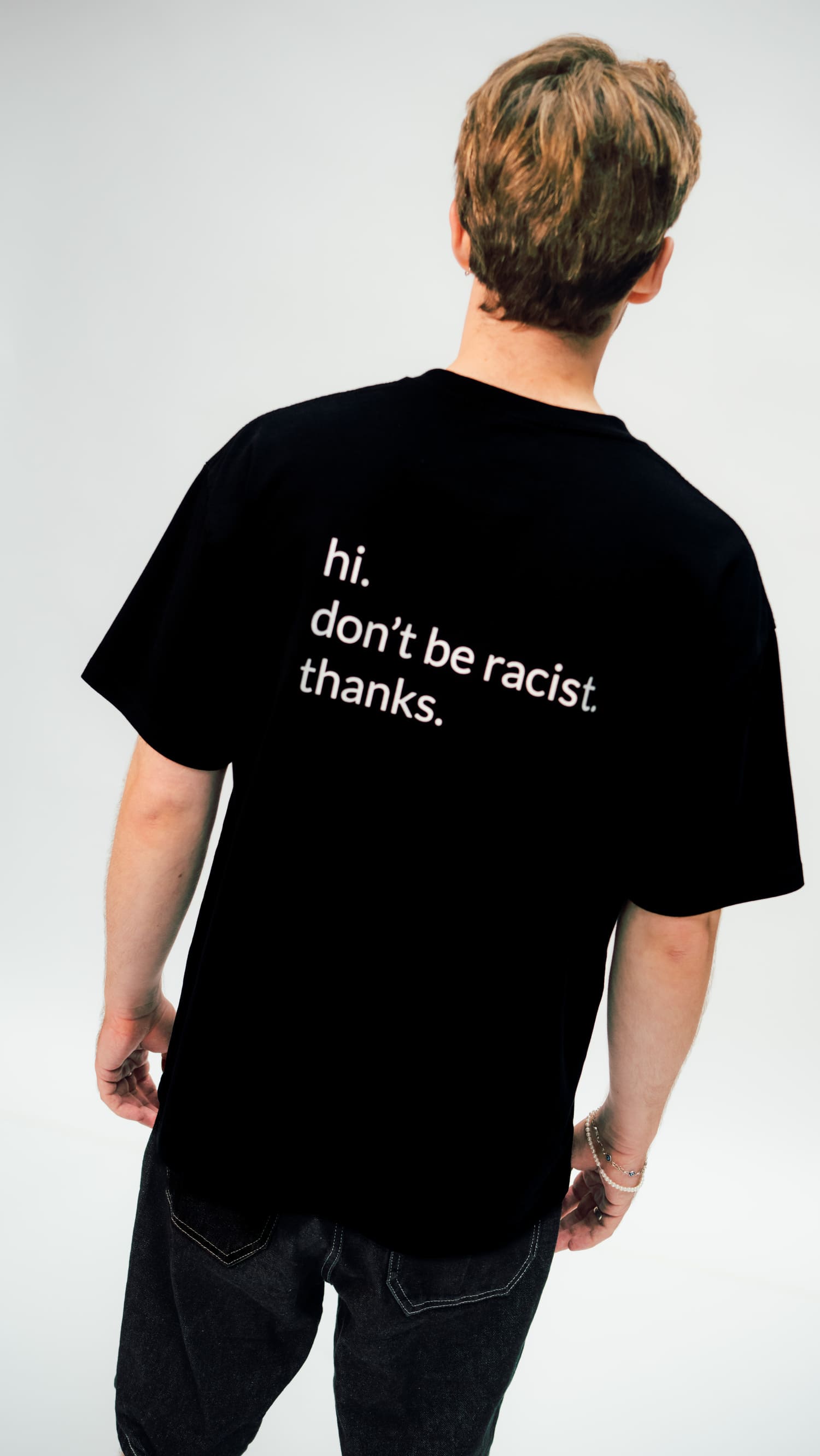 don't be racist unisex oversized t-Shirt für Männer in schwarz von hinten
