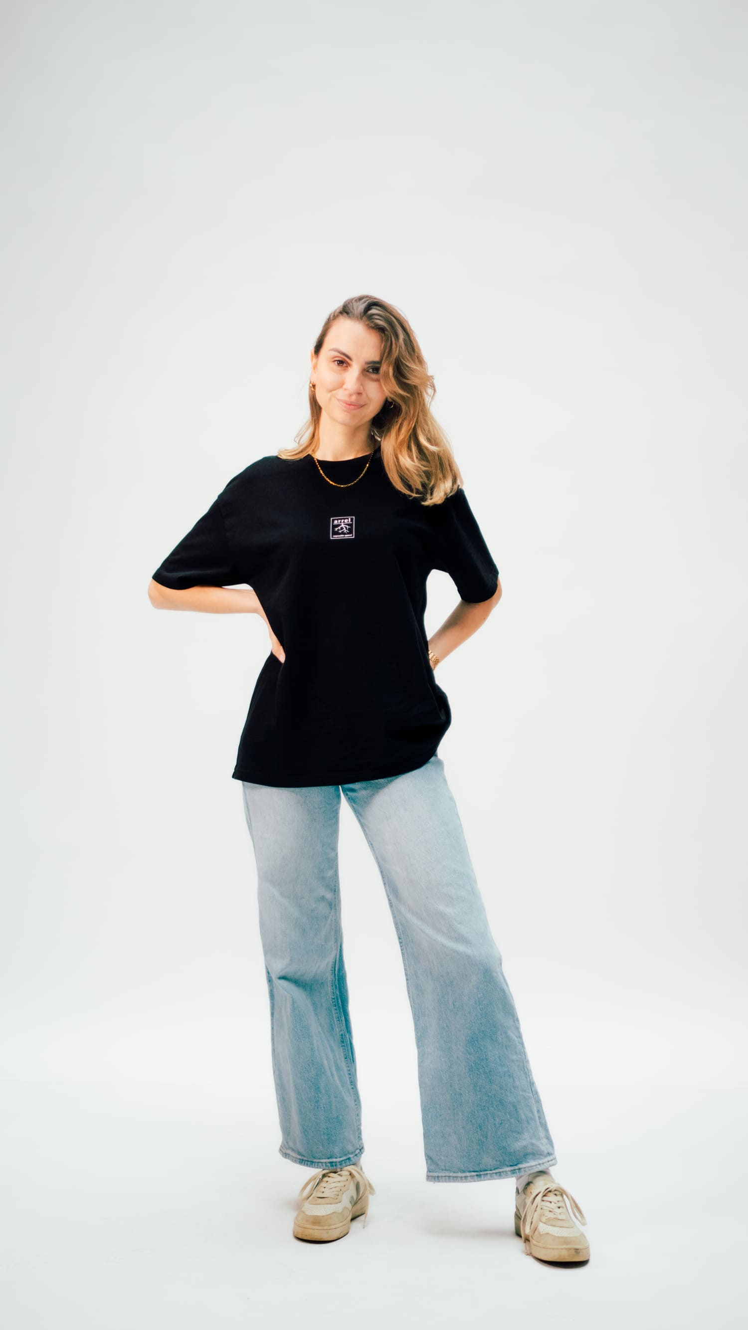 don't be racist unisex oversized t-Shirt für Frauen in schwarz mit arrel logo