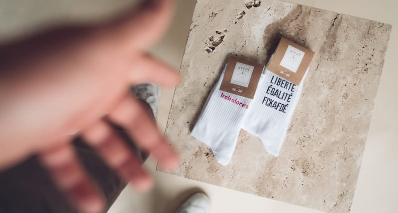 arrel Socken auf Stein mit Hand im Vordergrund