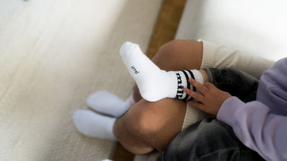 milk Socken von arrel Mann mit Kind auf dem Schoß