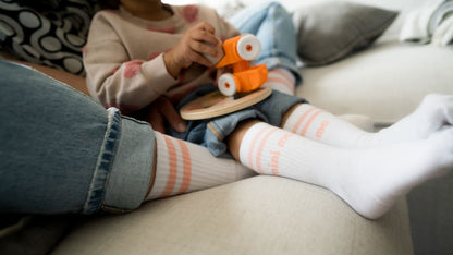 mini me Socken für Kinder. Kind auf dem Schoß eines Erwachsenen