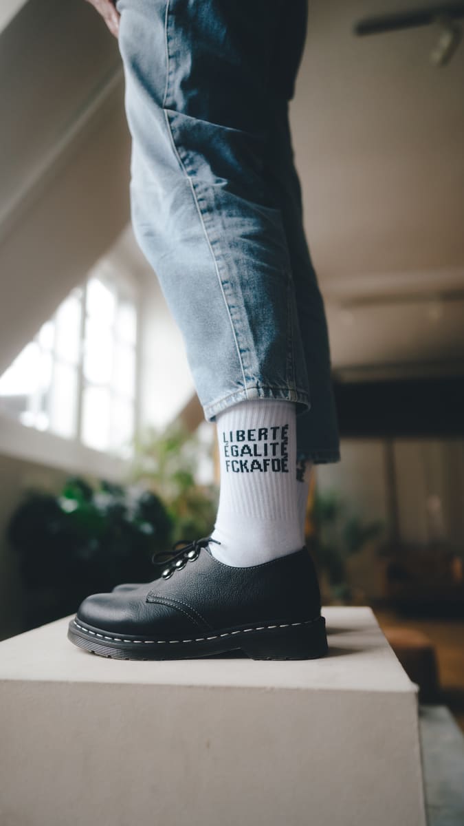 fckafdé statementsocken von arrel mit schwarzen Schuh und Jeans