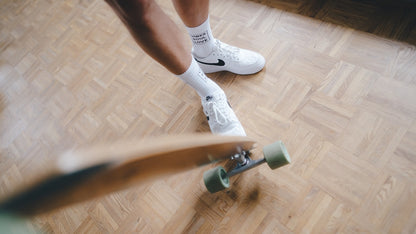 Vibes Soul Love Statementsocken von arrel mit Skateboard auf Holzboden