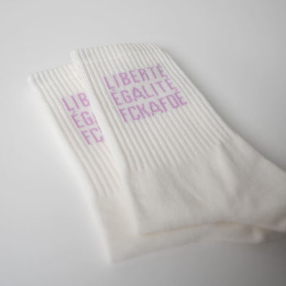 Nahaufnahme der fckafd Socken in Cream mit lavendelfarbener Schrift von arrel