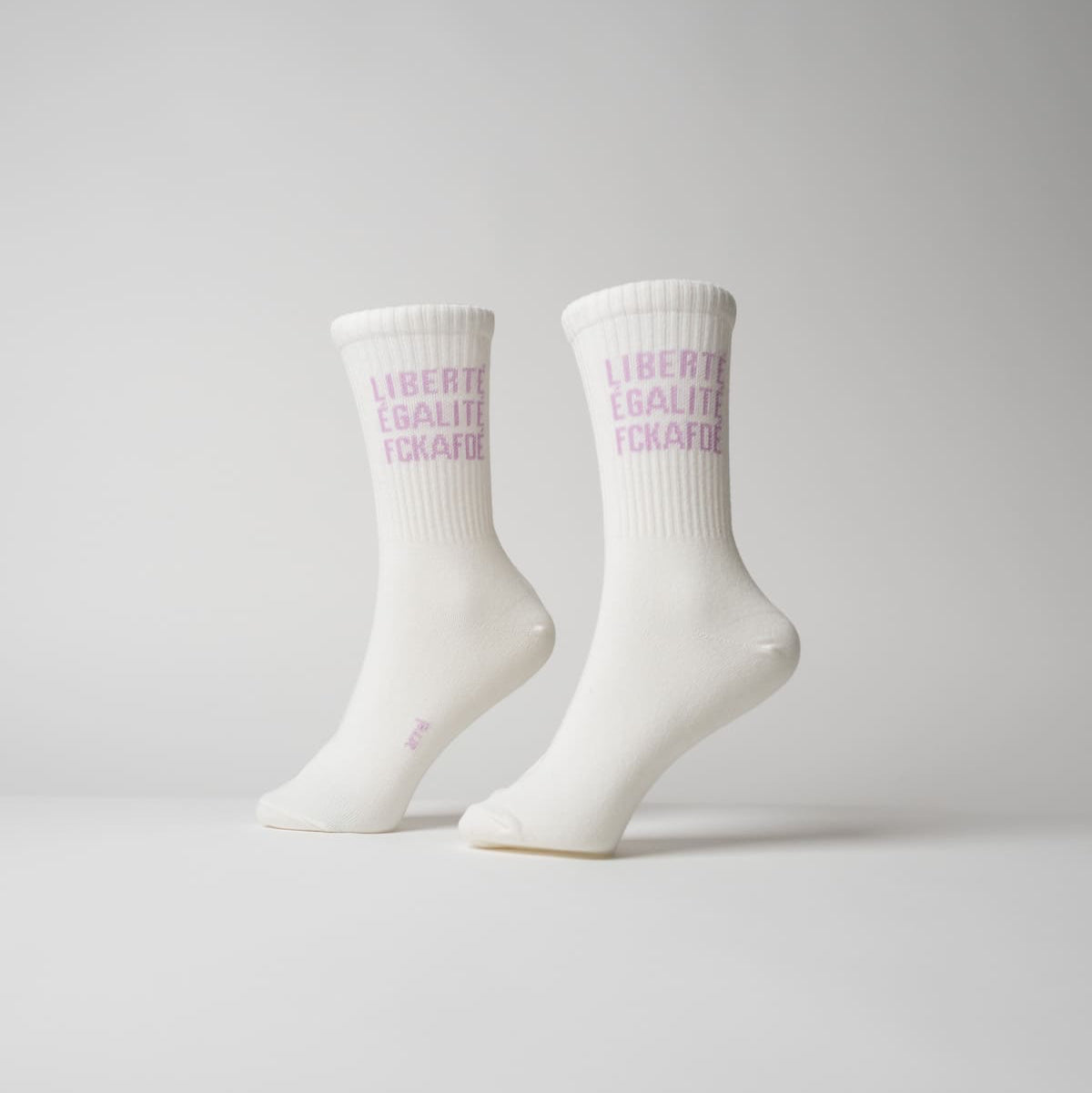 fckafd Socken in Cream mit lavendelfarbener Schrift am Modelfuß