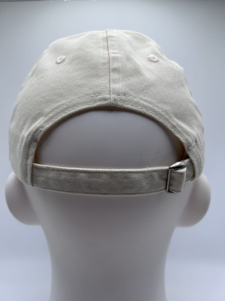 hi don't be racist dad cap von arrel in beige mit lavendelfarbener Schrift von hinten fotografiert