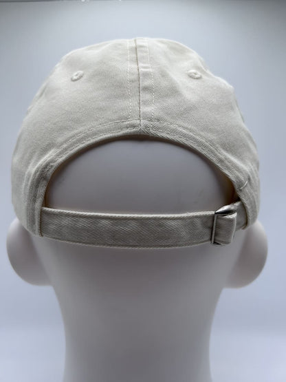 hi don't be racist dad cap von arrel in beige mit lavendelfarbener Schrift von hinten fotografiert