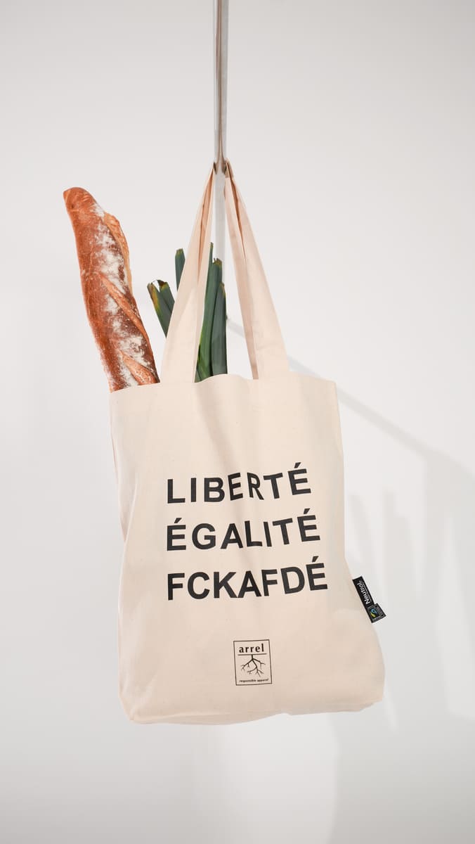 Liberté, égalité, fckafdé premium tote bag von arrel hängend mit Baguette gefüllt