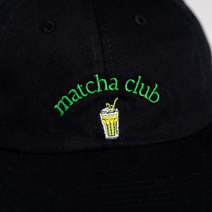 Nahaufnahme der Matcha Club Organic cap in schwarz mit grünem Design