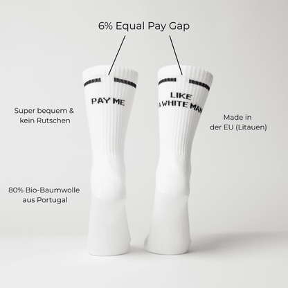 pay me like a white man statement Socken von arrel am Modelfuß mit Informationen über equal pay gap