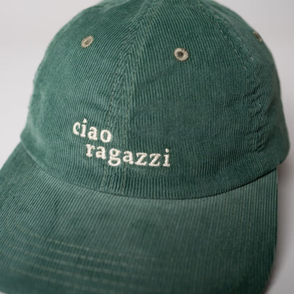 Nahaufnahme der ciao ragazzi Cord Cap in grün mit beiger Schrift