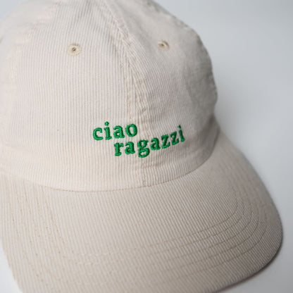 Nahaufnahme der ciao ragazzi Cord Cap in beige mit grünem Design von arrel