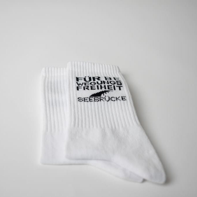 Für Bewegungsfreiheit der Seebrücke Socken in weiß mit schwarzem Design