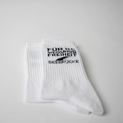 Für Bewegungsfreiheit der Seebrücke Socken in weiß mit schwarzem Design