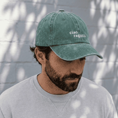 ciao ragazzi Cap in vintage green an männlichem Model mit KI generiert