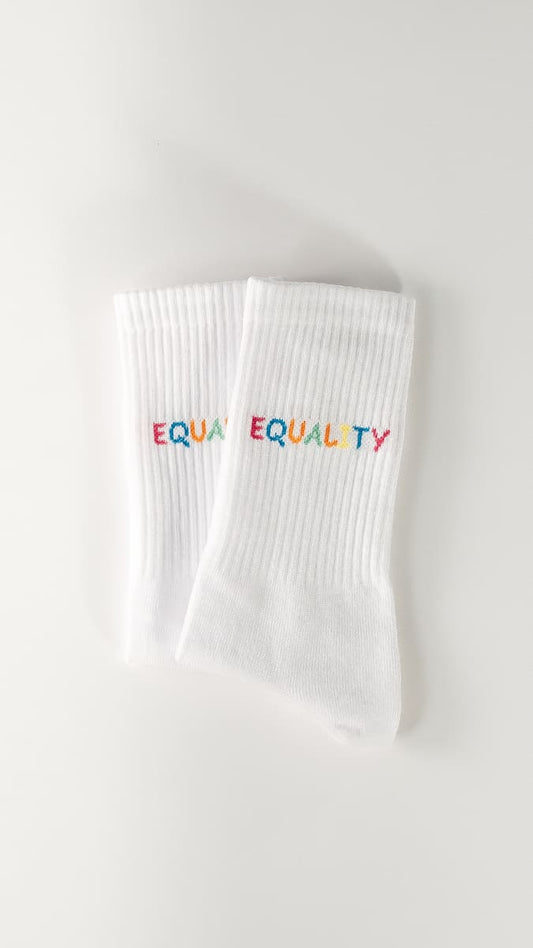 equality statementsocken von arrel in weiß mit bunter Schrift