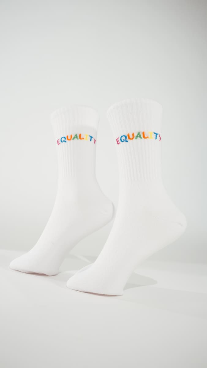 equality statementsocken von arrel am Modellfuß mit weißem Hintergrund