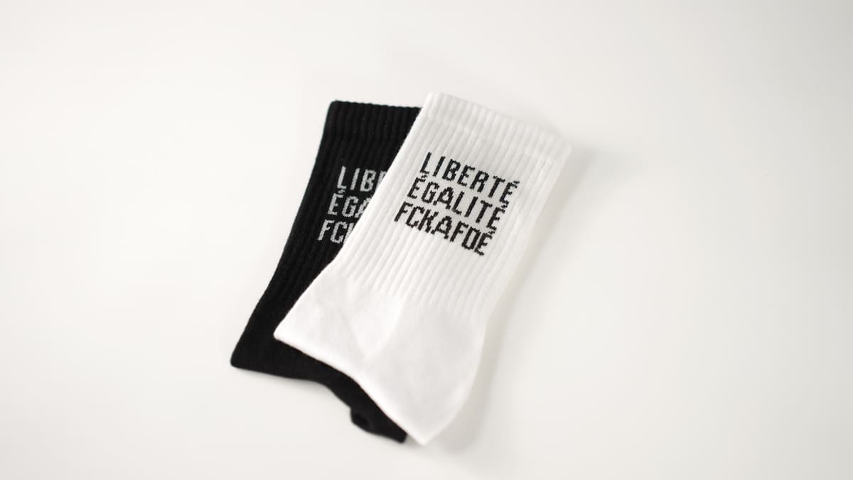 fckafdé statementsocken von arrel in weiß mit schwarzer Schrift und in schwarz mit weißer Schrift