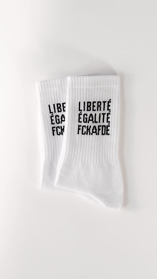 liberté, égalité, fckafdé statementsocken von arrel in weiß mit schwarzer schrift