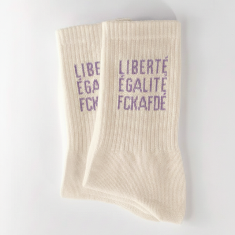 fckafd Socken in creme mit lavendelfarbener Schrift von arrel