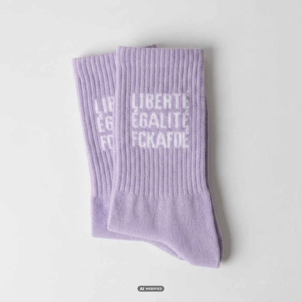 fckafd Socken in lila mit weißem Statement. Mit KI bearbeitet.
