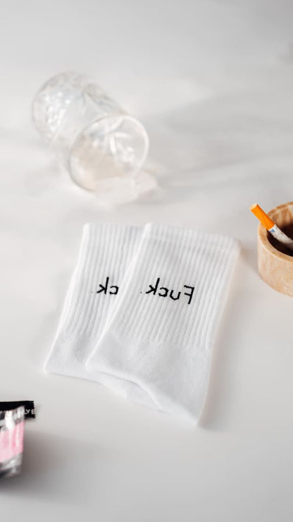 kcuF Statementsocken von arrel mit Glas und Zigarette
