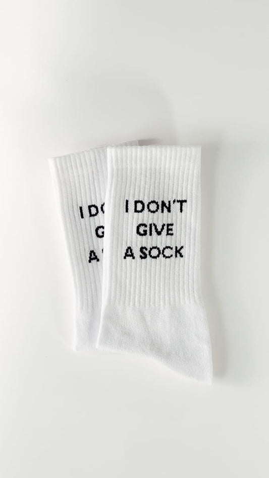 I don't give a sock Statementsocken von arrel in weiß mit schwarzer Schrift