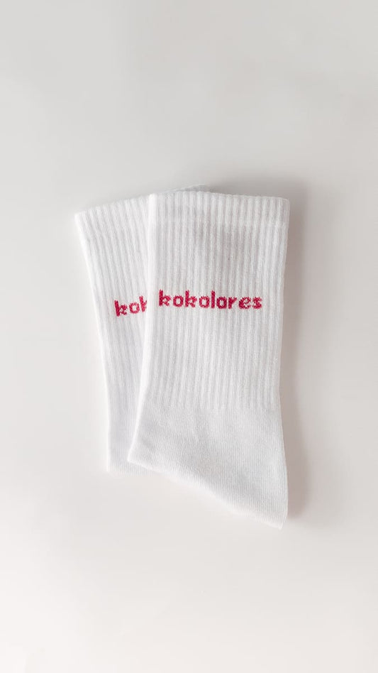 Kokolores Statementsocken von arrel in weiß mit pinker Schrift