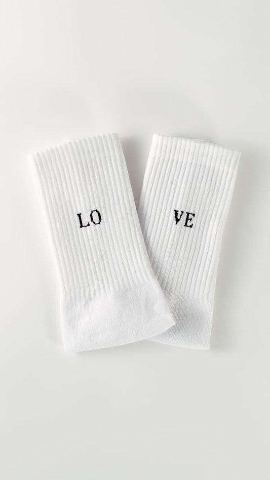 Love statementsocken von arrel in weiß mit schwarzer Schrift
