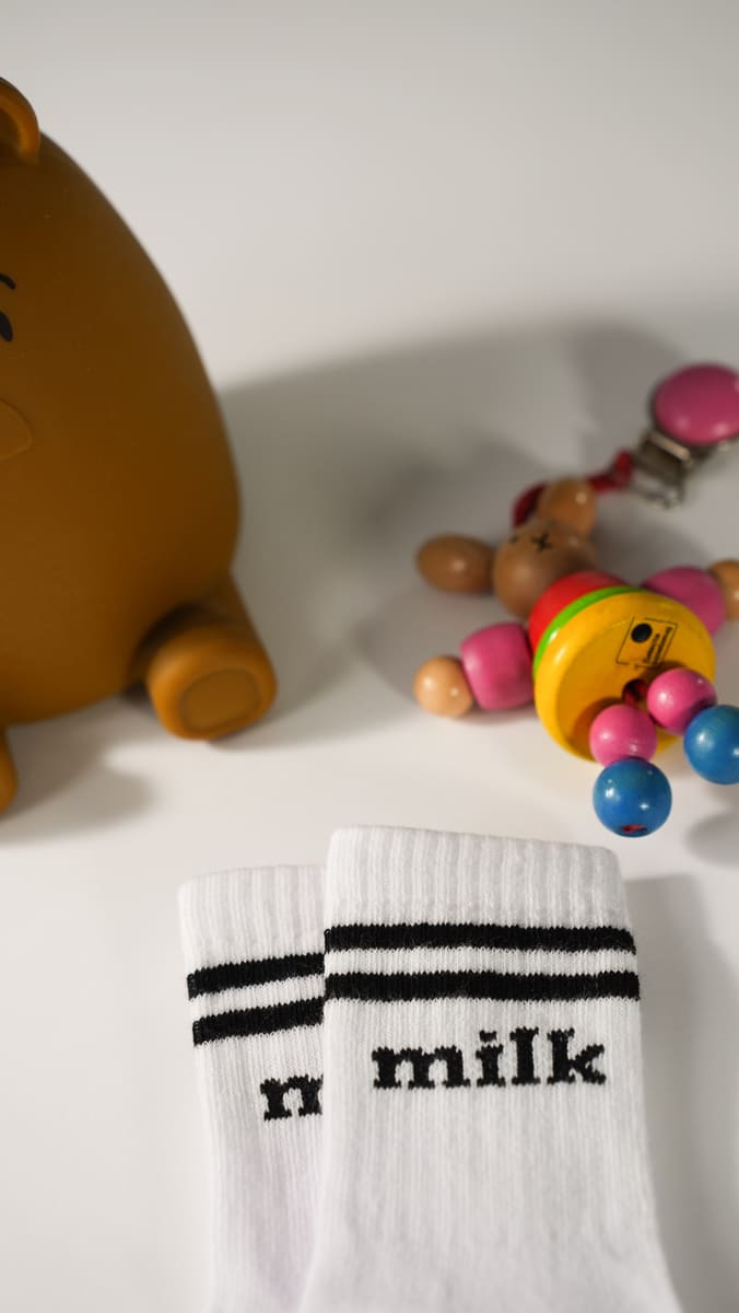 milk Socken von arrel mit buntem Spielzeug