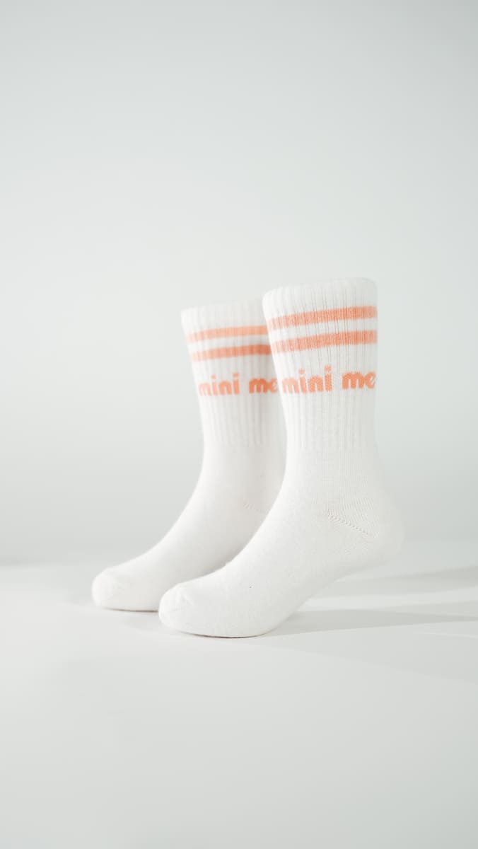 mini me Socken für Kinder in weiß mit peach farbigen Streifen aus Bio-Baumwolle