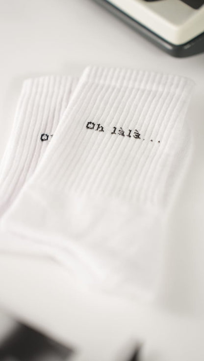 oh lala statementsocken von arrel liegend mit Schreibmaschine