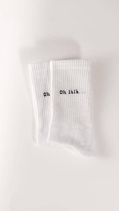 oh lala statementsocken von arrel in weiß mit schwarzer Schrift