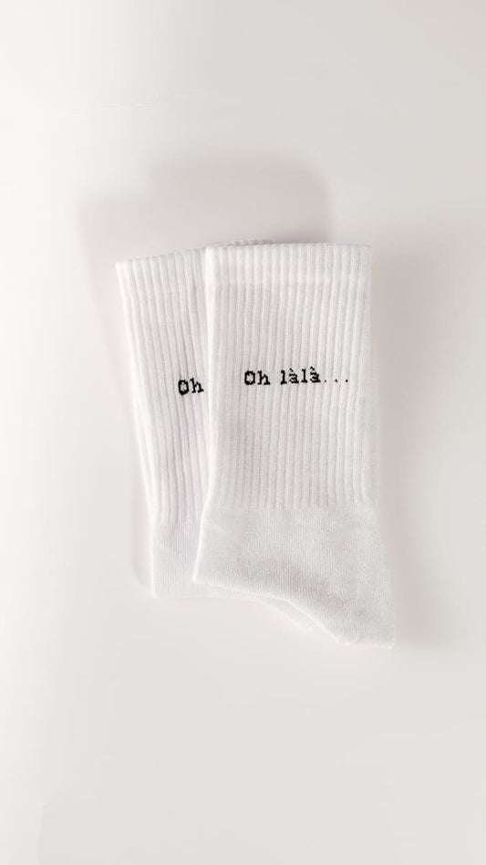 oh lala statementsocken von arrel in weiß mit schwarzer Schrift