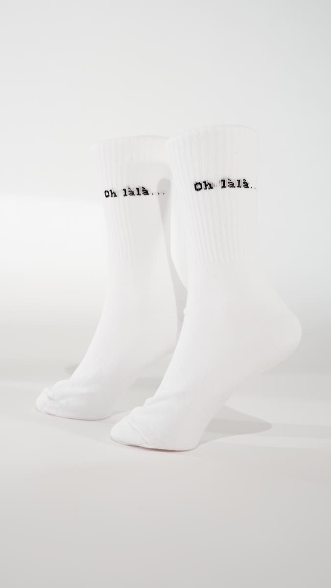 oh lala statementsocken von arrel an Modellfuß mit weißem Hintergrund