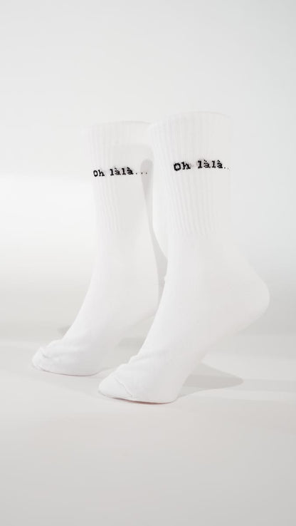 oh lala statementsocken von arrel an Modellfuß mit weißem Hintergrund