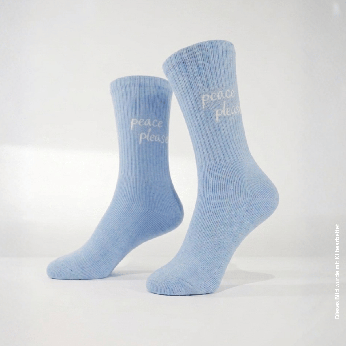 peace please Statement Socken in hellem blau am Modellfuß