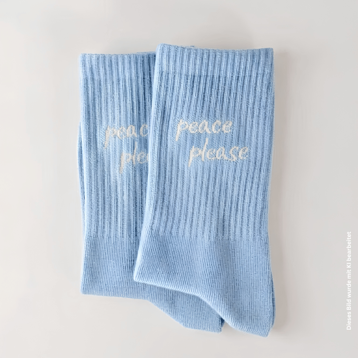 peace please Statement Socken in hellem blau liegend fotografiert.