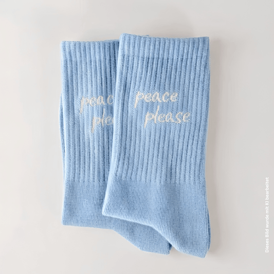 peace please Statement Socken in hellem blau liegend fotografiert.