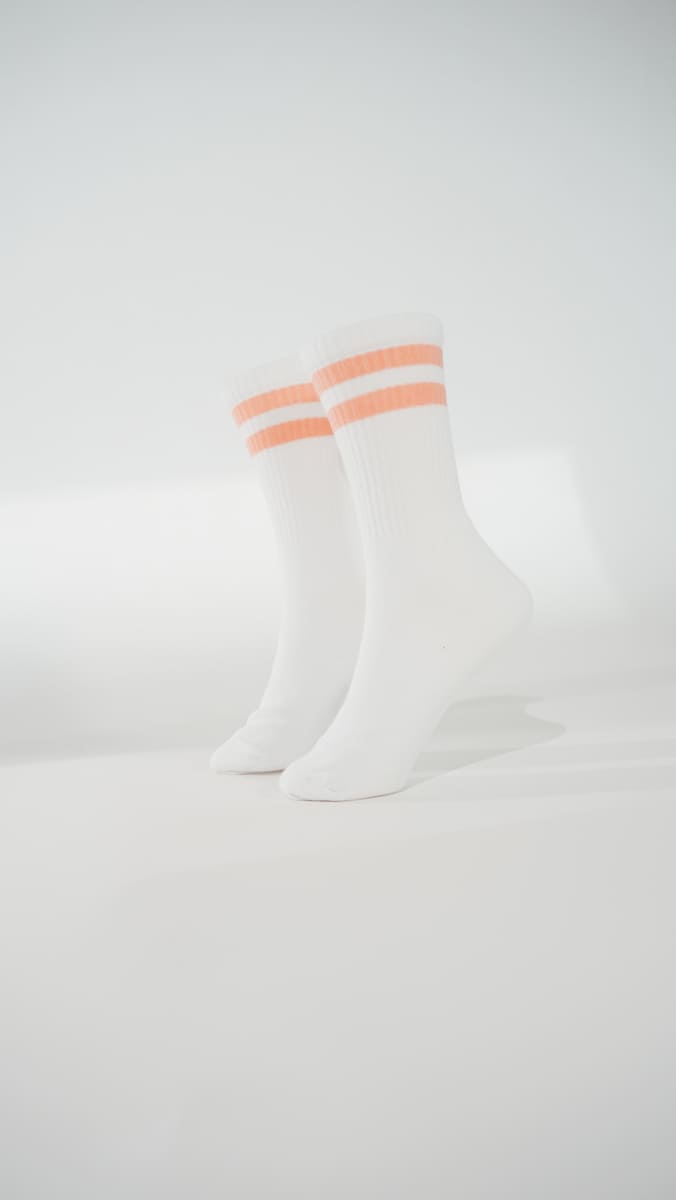 peach fuzz Premium Socken von arrel in weiß aus Bio-Baumwolle mit weißem Hintergrund