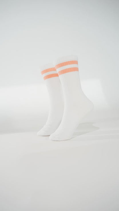peach fuzz Premium Socken von arrel in weiß aus Bio-Baumwolle mit weißem Hintergrund