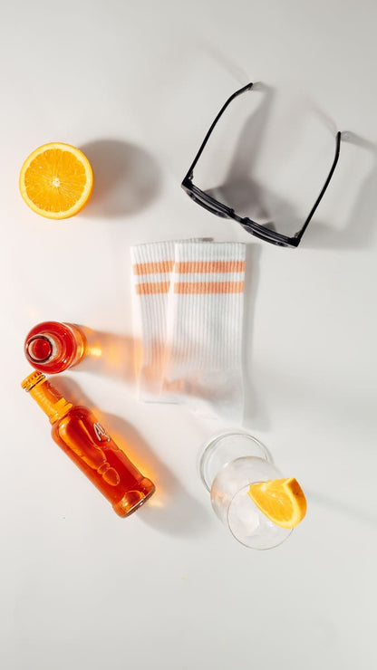 peach fuzz Premium Socken von arrel mit aperol, Sonnenbrille und Glas