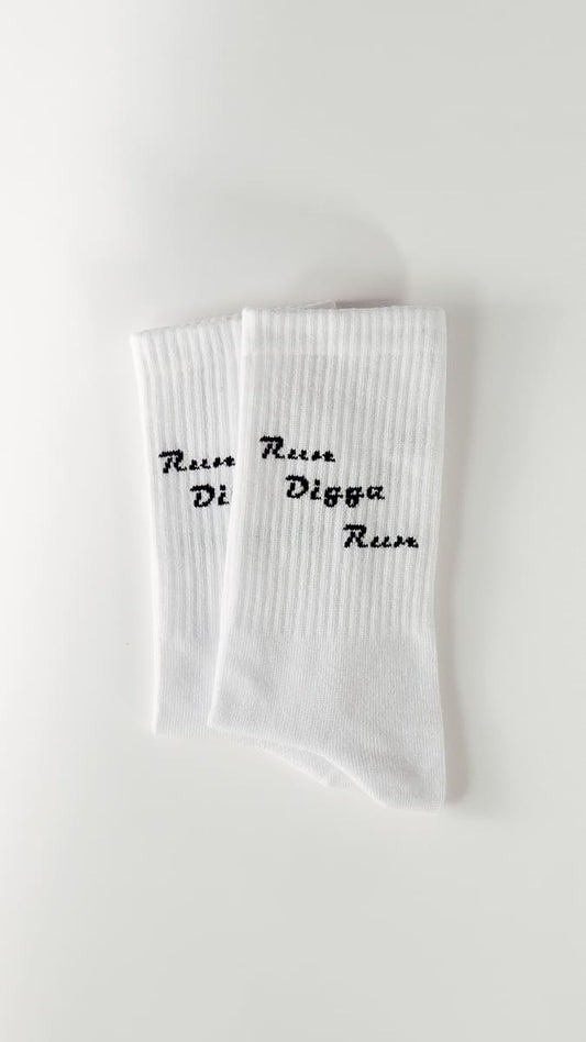 Run Digga Run Statement Socken von arrel in weiß mit schwarzer Schrift