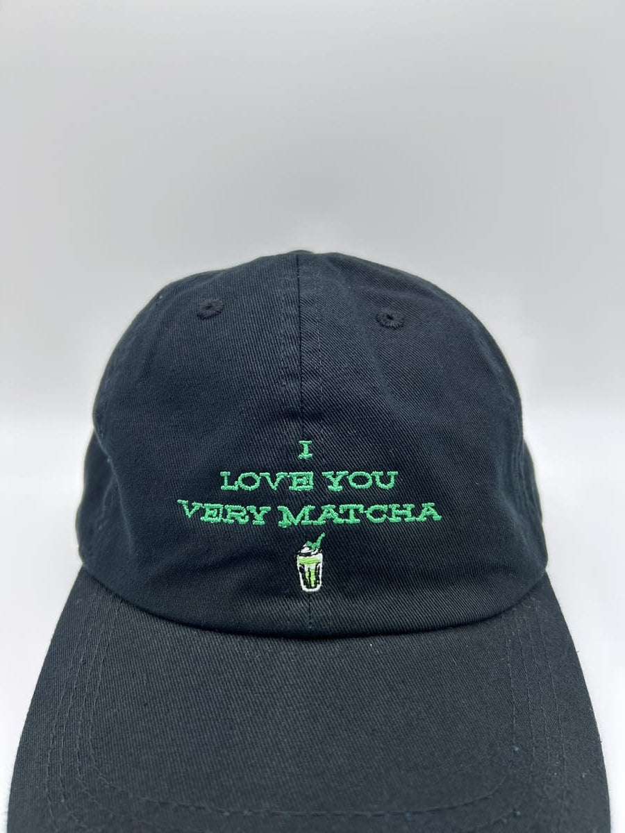 Nahaufnahme der I love you very matcha dad cap von arrel in schwarz und grün